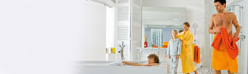 Familie in Badezimmer