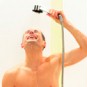 Mann in Dusche