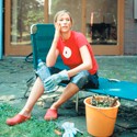 Frau sitzt im Garten