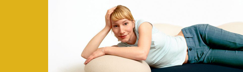 Frau auf Sofa