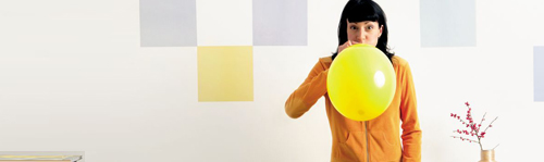 Frau mit gelbem Luftballon