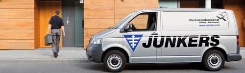 Junkers Fahrzeug vor Haus