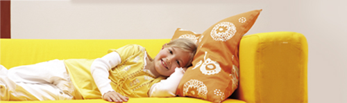 Kind liegt auf Sofa
