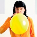Frau mit Luftballon